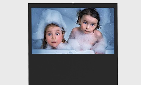 落地廣告機(jī)具備高清高亮顯示性能，布局美觀